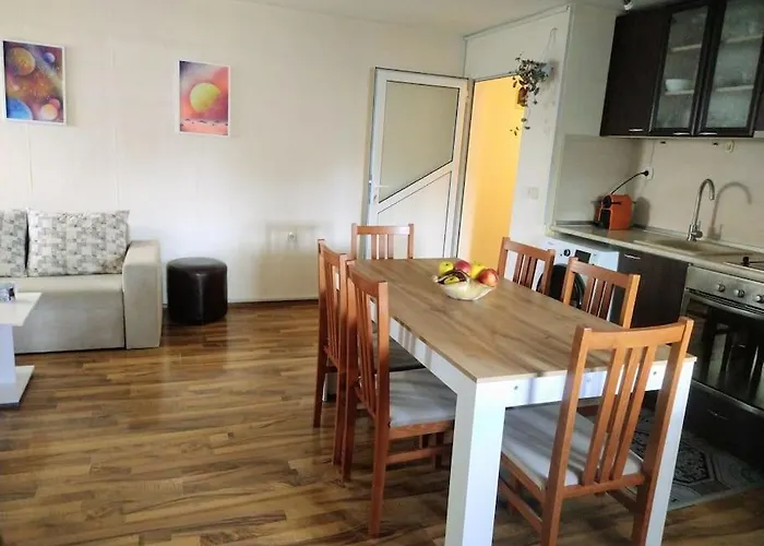 Cozy 2 Bedroom With Terrace Near The Beach And Park Βάρνα