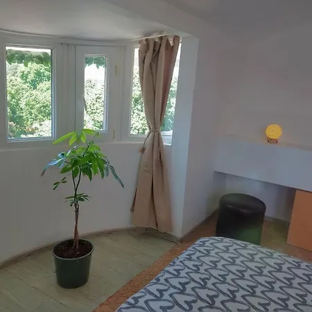 Апартаменти Cozy 2 Bedroom With Terrace Near The Beach And Park Варна