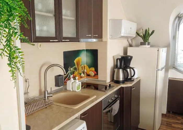 Cozy 2 Bedroom With Terrace Near The Beach And Park 瓦爾納