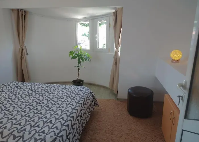 Cozy 2 Bedroom With Terrace Near The Beach And Park 瓦爾納