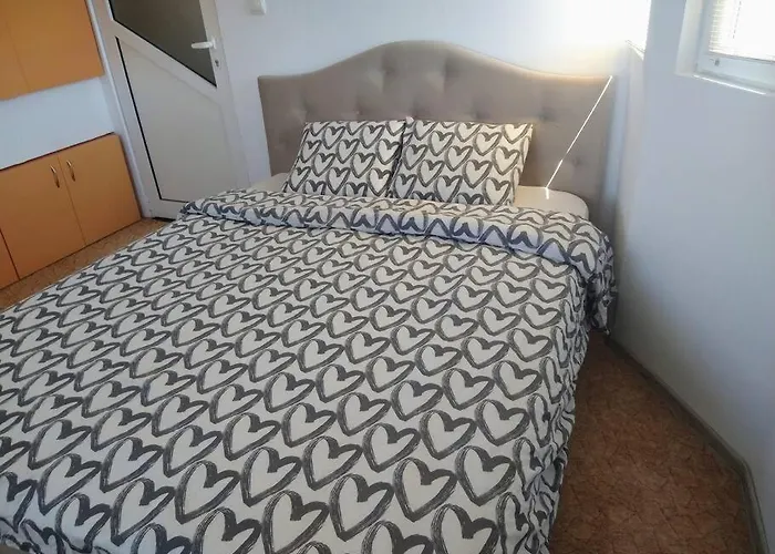 Cozy 2 Bedroom With Terrace Near The Beach And Park 瓦爾納